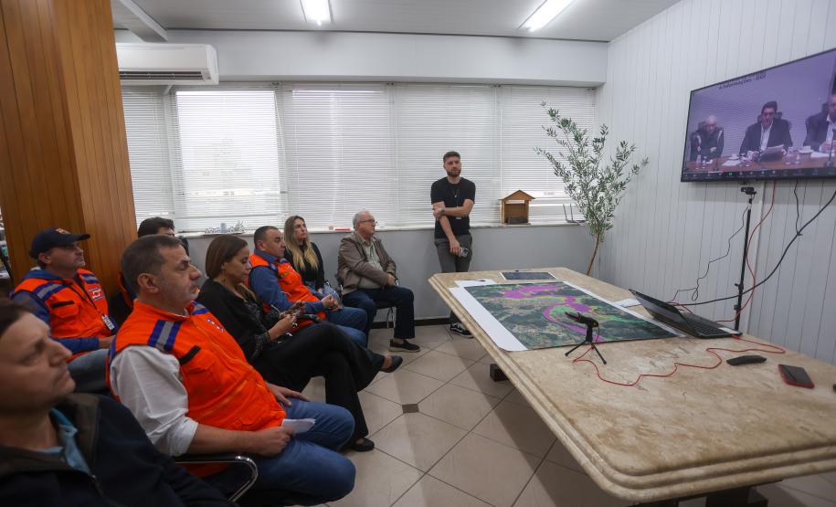 Estado mobiliza doação de 8 toneladas de frango por cooperativas; Defesa Civil entrega cestas básicas