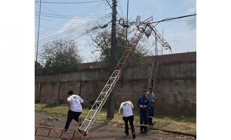 A Defesa Civil do Paraná divulgou um balanço neste domingo (08) que aponta 40 municípios afetados pelos eventos meteorológicos que atingem o estado desde o ultimo diz 03. A estimativa é que mais de 13 mil pessoas tenham sido afetadas pelo mau tempo