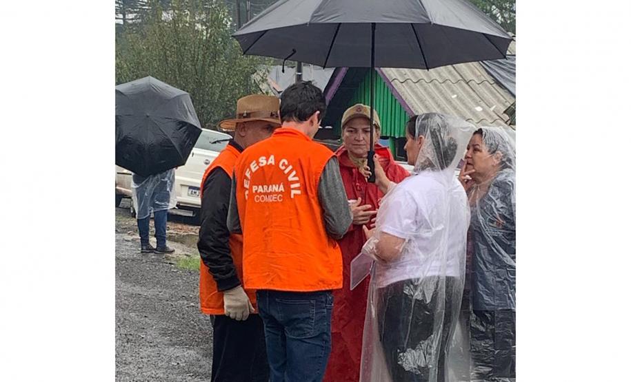 A Defesa Civil do Paraná divulgou um balanço neste domingo (08) que aponta 40 municípios afetados pelos eventos meteorológicos que atingem o estado desde o ultimo diz 03. A estimativa é que mais de 13 mil pessoas tenham sido afetadas pelo mau tempo