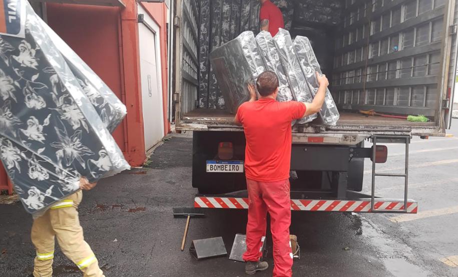 A Defesa Civil do Paraná divulgou um balanço neste domingo (08) que aponta 40 municípios afetados pelos eventos meteorológicos que atingem o estado desde o ultimo diz 03. A estimativa é que mais de 13 mil pessoas tenham sido afetadas pelo mau tempo