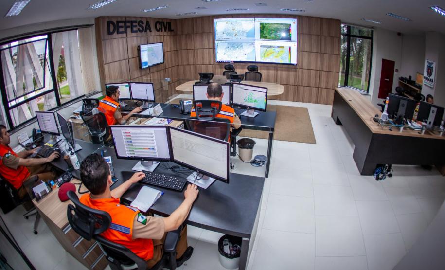 A Defesa Civil do Paraná divulgou um balanço neste domingo (08) que aponta 40 municípios afetados pelos eventos meteorológicos que atingem o estado desde o ultimo diz 03. A estimativa é que mais de 13 mil pessoas tenham sido afetadas pelo mau tempo