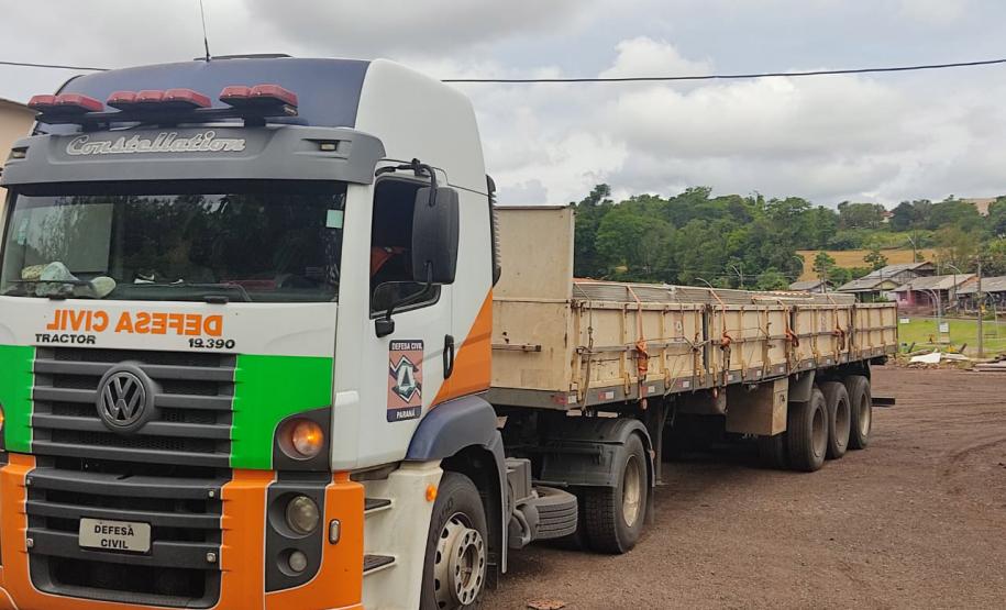 A Defesa Civil do Paraná divulgou um balanço neste domingo (08) que aponta 40 municípios afetados pelos eventos meteorológicos que atingem o estado desde o ultimo diz 03. A estimativa é que mais de 13 mil pessoas tenham sido afetadas pelo mau tempo