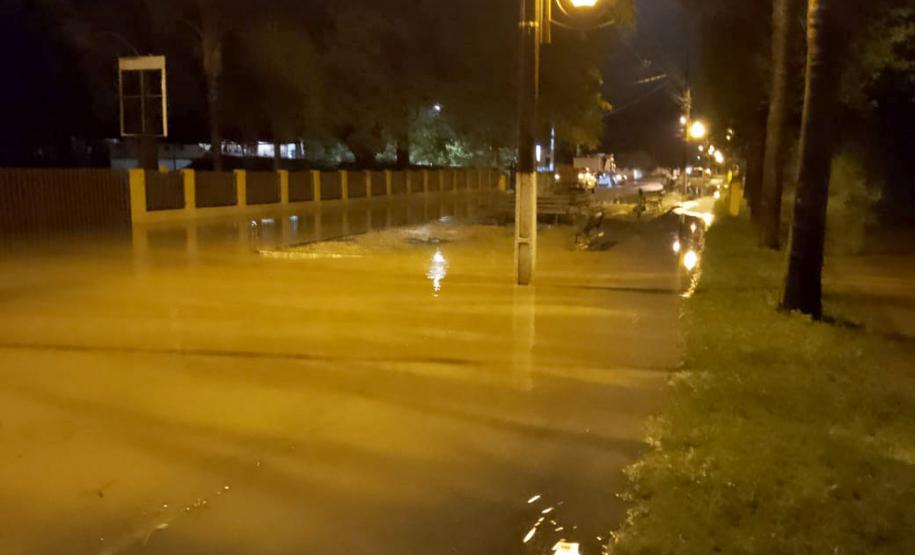 A Defesa Civil do Paraná divulgou um balanço neste domingo (08) que aponta 40 municípios afetados pelos eventos meteorológicos que atingem o estado desde o ultimo diz 03. A estimativa é que mais de 13 mil pessoas tenham sido afetadas pelo mau tempo