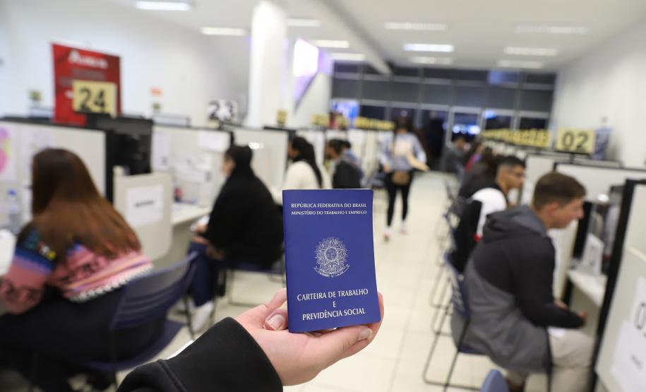 Paraná empregou mil pessoas por dia na rede Sine em novembro com novo sistema