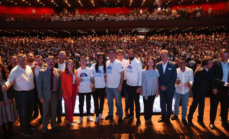 O governador Carlos Massa Ratinho Junior se encontrou nesta segunda-feira (20), no Teatro Guaíra, com os mil alunos da rede pública estadual que vão participar do programa de intercâmbio internacional Ganhando o Mundo