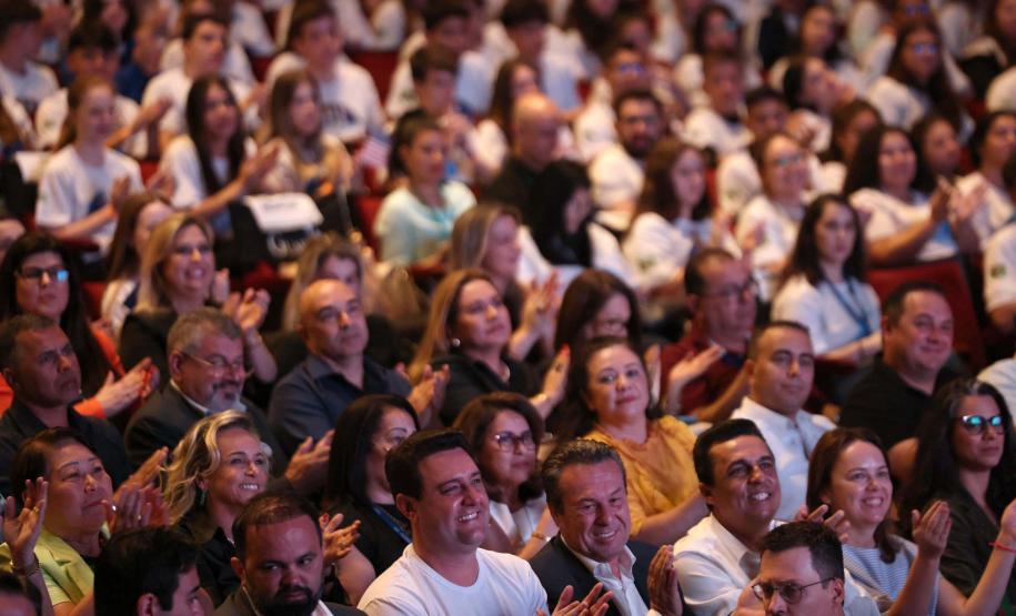 O governador Carlos Massa Ratinho Junior se encontrou nesta segunda-feira (20), no Teatro Guaíra, com os mil alunos da rede pública estadual que vão participar do programa de intercâmbio internacional Ganhando o Mundo