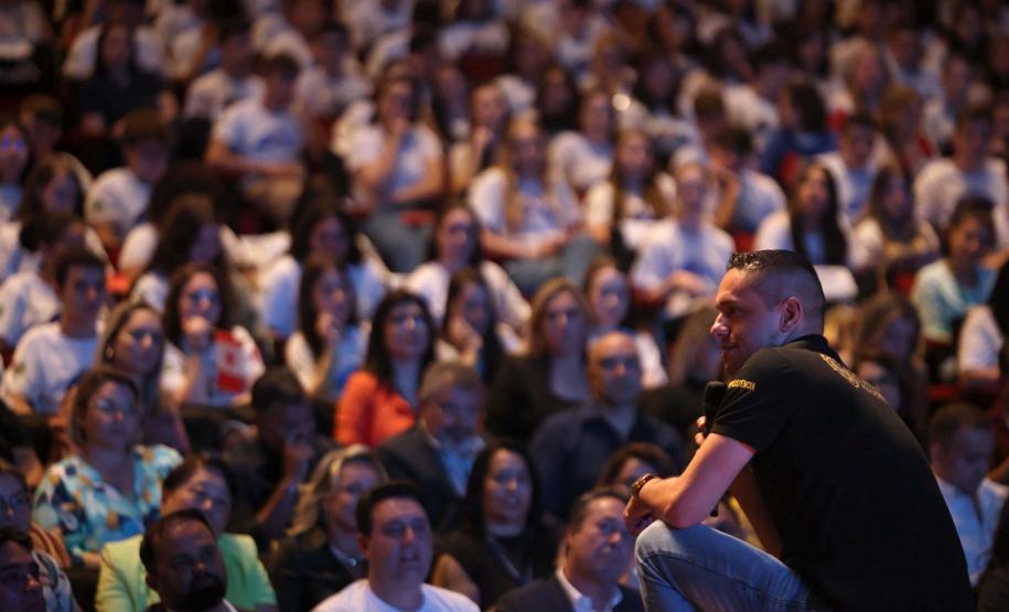 O governador Carlos Massa Ratinho Junior se encontrou nesta segunda-feira (20), no Teatro Guaíra, com os mil alunos da rede pública estadual que vão participar do programa de intercâmbio internacional Ganhando o Mundo