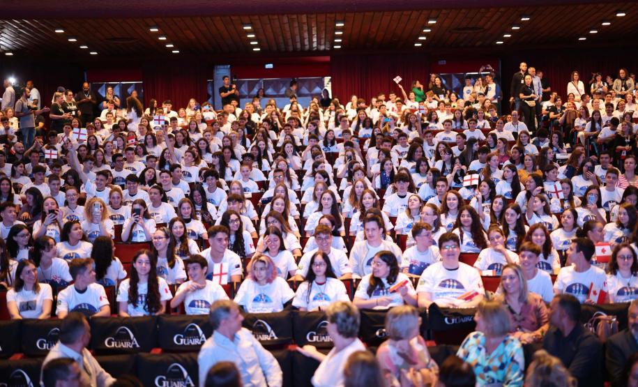 O governador Carlos Massa Ratinho Junior se encontrou nesta segunda-feira (20), no Teatro Guaíra, com os mil alunos da rede pública estadual que vão participar do programa de intercâmbio internacional Ganhando o Mundo