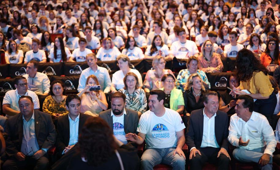 O governador Carlos Massa Ratinho Junior se encontrou nesta segunda-feira (20), no Teatro Guaíra, com os mil alunos da rede pública estadual que vão participar do programa de intercâmbio internacional Ganhando o Mundo