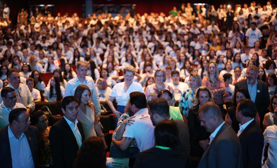 O governador Carlos Massa Ratinho Junior se encontrou nesta segunda-feira (20), no Teatro Guaíra, com os mil alunos da rede pública estadual que vão participar do programa de intercâmbio internacional Ganhando o Mundo