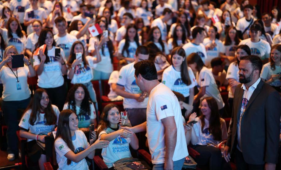 O governador Carlos Massa Ratinho Junior se encontrou nesta segunda-feira (20), no Teatro Guaíra, com os mil alunos da rede pública estadual que vão participar do programa de intercâmbio internacional Ganhando o Mundo
