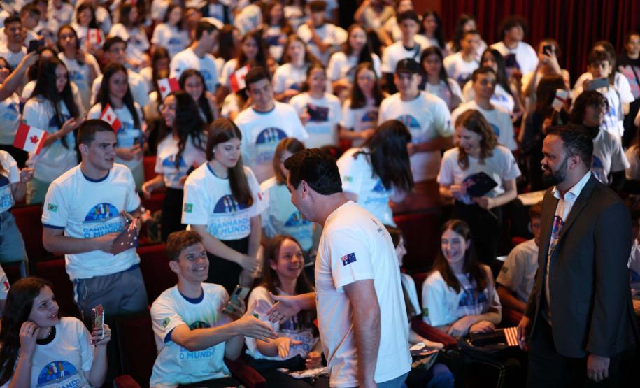 O governador Carlos Massa Ratinho Junior se encontrou nesta segunda-feira (20), no Teatro Guaíra, com os mil alunos da rede pública estadual que vão participar do programa de intercâmbio internacional Ganhando o Mundo