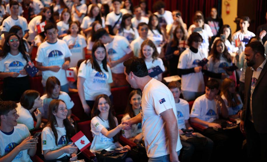 O governador Carlos Massa Ratinho Junior se encontrou nesta segunda-feira (20), no Teatro Guaíra, com os mil alunos da rede pública estadual que vão participar do programa de intercâmbio internacional Ganhando o Mundo