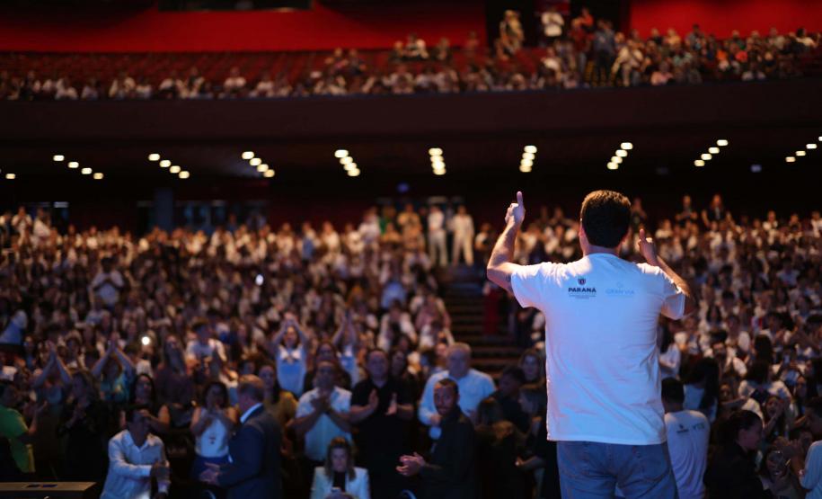 O governador Carlos Massa Ratinho Junior se encontrou nesta segunda-feira (20), no Teatro Guaíra, com os mil alunos da rede pública estadual que vão participar do programa de intercâmbio internacional Ganhando o Mundo