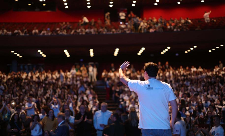 O governador Carlos Massa Ratinho Junior se encontrou nesta segunda-feira (20), no Teatro Guaíra, com os mil alunos da rede pública estadual que vão participar do programa de intercâmbio internacional Ganhando o Mundo