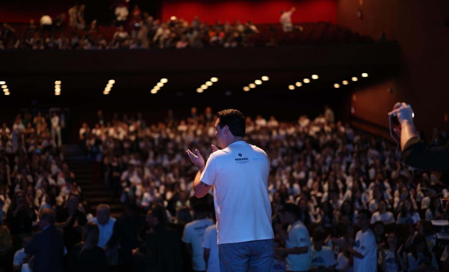 O governador Carlos Massa Ratinho Junior se encontrou nesta segunda-feira (20), no Teatro Guaíra, com os mil alunos da rede pública estadual que vão participar do programa de intercâmbio internacional Ganhando o Mundo