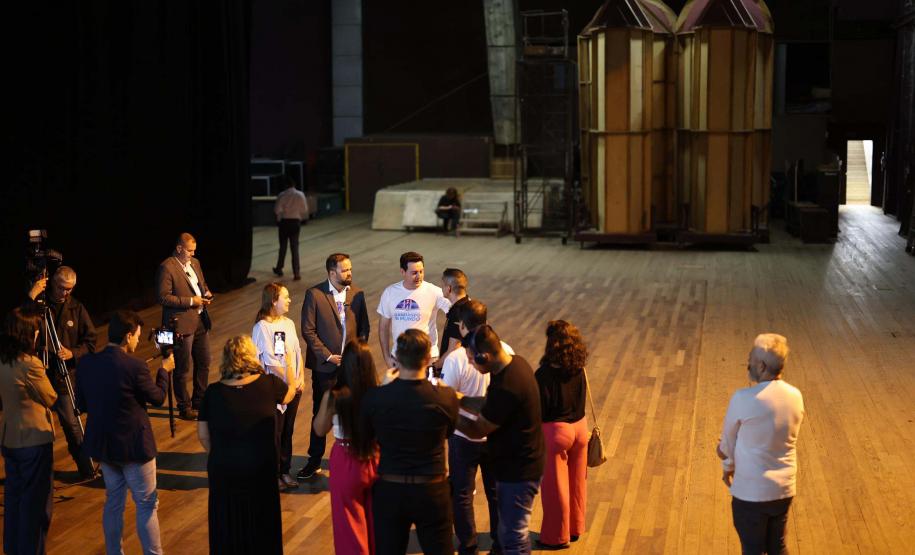 O governador Carlos Massa Ratinho Junior se encontrou nesta segunda-feira (20), no Teatro Guaíra, com os mil alunos da rede pública estadual que vão participar do programa de intercâmbio internacional Ganhando o Mundo