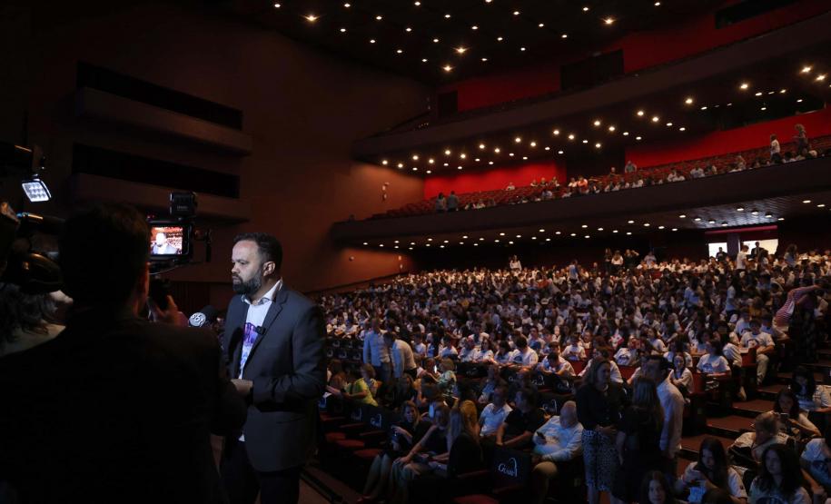 O governador Carlos Massa Ratinho Junior se encontrou nesta segunda-feira (20), no Teatro Guaíra, com os mil alunos da rede pública estadual que vão participar do programa de intercâmbio internacional Ganhando o Mundo