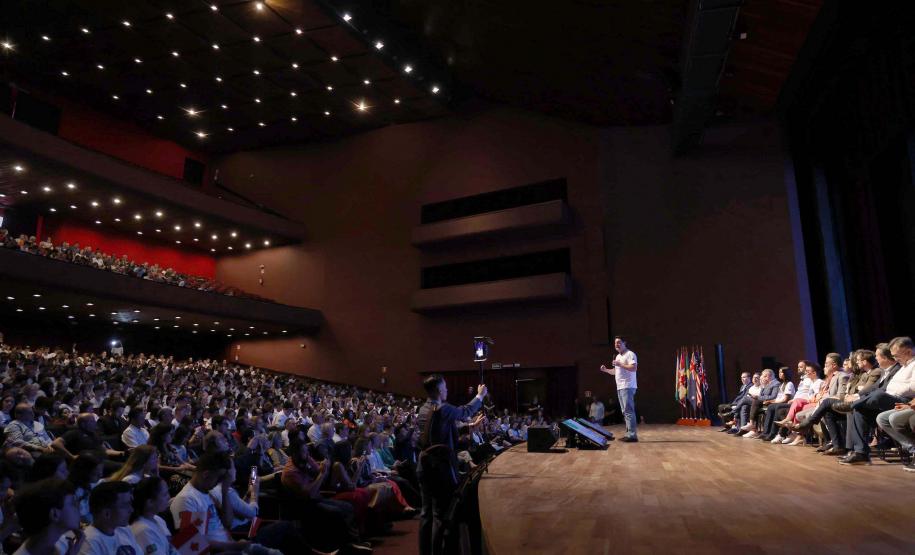 O governador Carlos Massa Ratinho Junior se encontrou nesta segunda-feira (20), no Teatro Guaíra, com os mil alunos da rede pública estadual que vão participar do programa de intercâmbio internacional Ganhando o Mundo