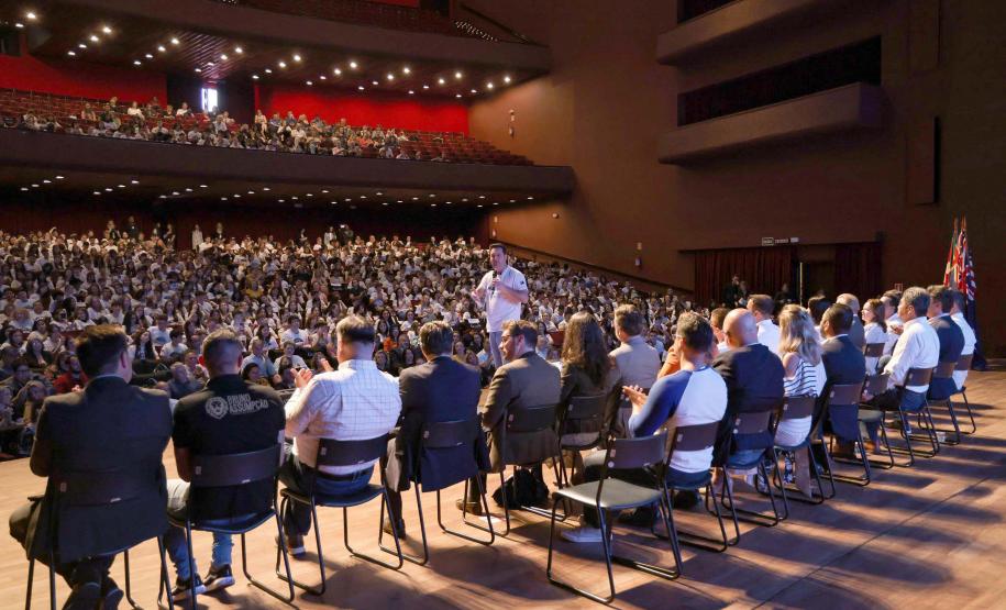 O governador Carlos Massa Ratinho Junior se encontrou nesta segunda-feira (20), no Teatro Guaíra, com os mil alunos da rede pública estadual que vão participar do programa de intercâmbio internacional Ganhando o Mundo