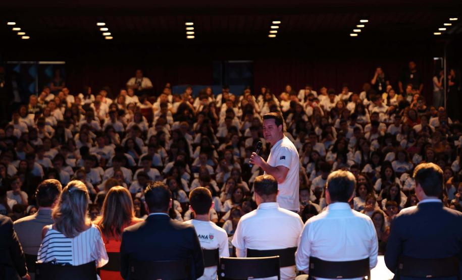 O governador Carlos Massa Ratinho Junior se encontrou nesta segunda-feira (20), no Teatro Guaíra, com os mil alunos da rede pública estadual que vão participar do programa de intercâmbio internacional Ganhando o Mundo