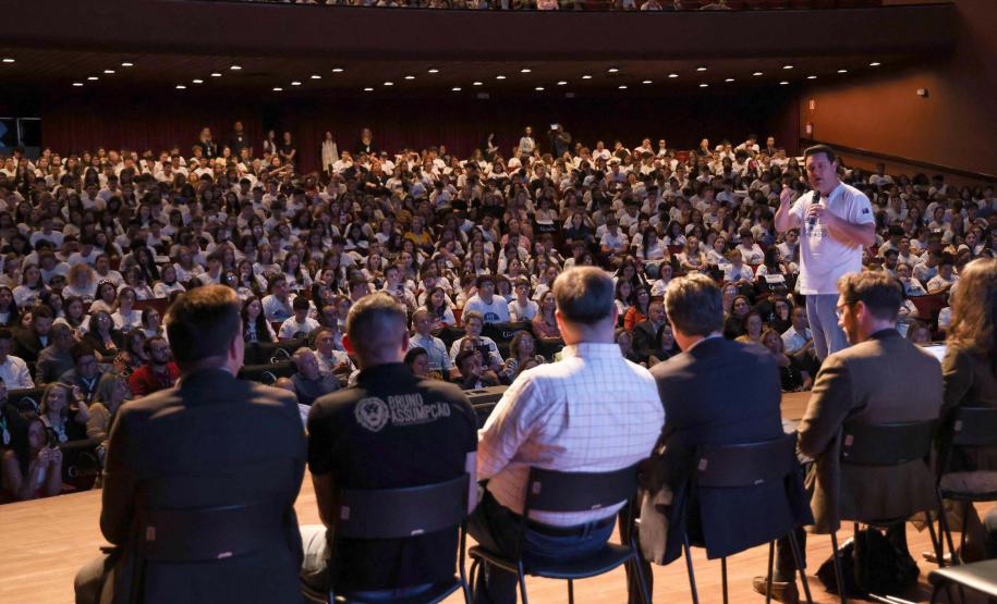 O governador Carlos Massa Ratinho Junior se encontrou nesta segunda-feira (20), no Teatro Guaíra, com os mil alunos da rede pública estadual que vão participar do programa de intercâmbio internacional Ganhando o Mundo