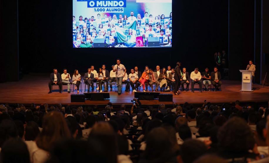 O governador Carlos Massa Ratinho Junior se encontrou nesta segunda-feira (20), no Teatro Guaíra, com os mil alunos da rede pública estadual que vão participar do programa de intercâmbio internacional Ganhando o Mundo