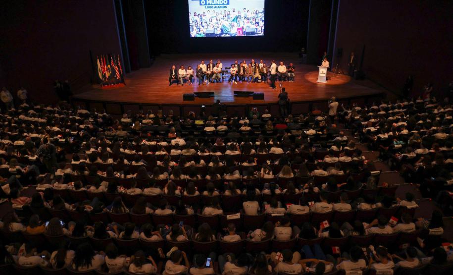 O governador Carlos Massa Ratinho Junior se encontrou nesta segunda-feira (20), no Teatro Guaíra, com os mil alunos da rede pública estadual que vão participar do programa de intercâmbio internacional Ganhando o Mundo