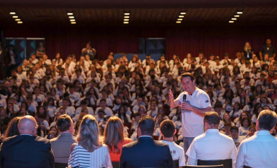 O governador Carlos Massa Ratinho Junior se encontrou nesta segunda-feira (20), no Teatro Guaíra, com os mil alunos da rede pública estadual que vão participar do programa de intercâmbio internacional Ganhando o Mundo