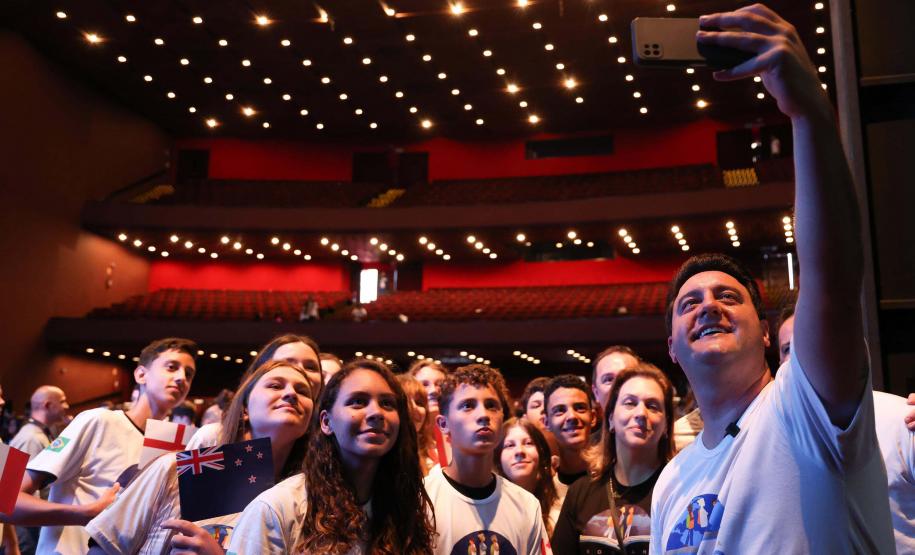 O governador Carlos Massa Ratinho Junior se encontrou nesta segunda-feira (20), no Teatro Guaíra, com os mil alunos da rede pública estadual que vão participar do programa de intercâmbio internacional Ganhando o Mundo