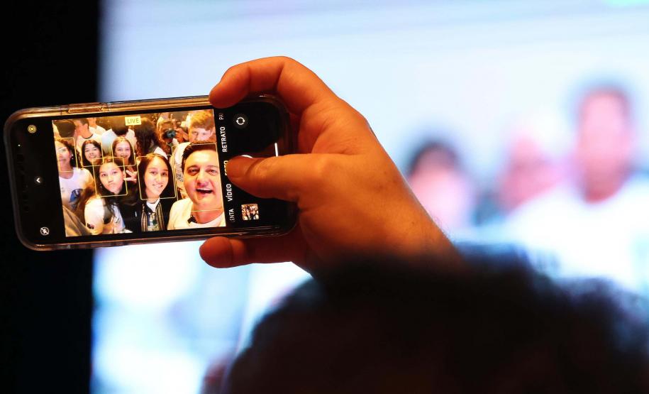 O governador Carlos Massa Ratinho Junior se encontrou nesta segunda-feira (20), no Teatro Guaíra, com os mil alunos da rede pública estadual que vão participar do programa de intercâmbio internacional Ganhando o Mundo