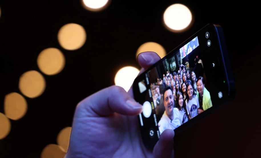 O governador Carlos Massa Ratinho Junior se encontrou nesta segunda-feira (20), no Teatro Guaíra, com os mil alunos da rede pública estadual que vão participar do programa de intercâmbio internacional Ganhando o Mundo