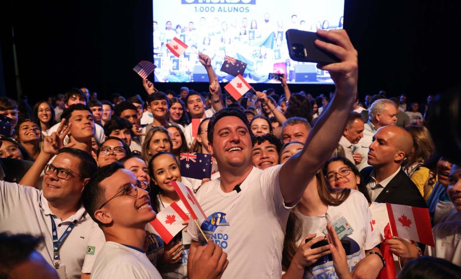 O governador Carlos Massa Ratinho Junior se encontrou nesta segunda-feira (20), no Teatro Guaíra, com os mil alunos da rede pública estadual que vão participar do programa de intercâmbio internacional Ganhando o Mundo