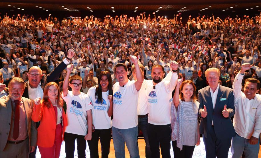 O governador Carlos Massa Ratinho Junior se encontrou nesta segunda-feira (20), no Teatro Guaíra, com os mil alunos da rede pública estadual que vão participar do programa de intercâmbio internacional Ganhando o Mundo