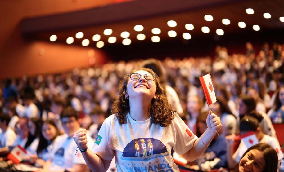O governador Carlos Massa Ratinho Junior se encontrou nesta segunda-feira (20), no Teatro Guaíra, com os mil alunos da rede pública estadual que vão participar do programa de intercâmbio internacional Ganhando o Mundo