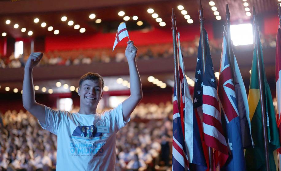 O governador Carlos Massa Ratinho Junior se encontrou nesta segunda-feira (20), no Teatro Guaíra, com os mil alunos da rede pública estadual que vão participar do programa de intercâmbio internacional Ganhando o Mundo