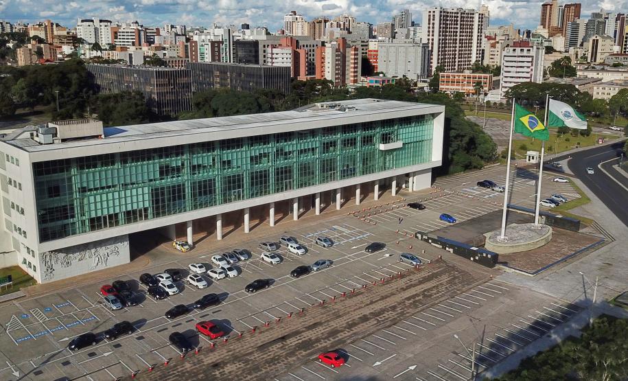 Pelo 5º ano consecutivo, governador anuncia antecipação do 13º salário e da folha de dezembro