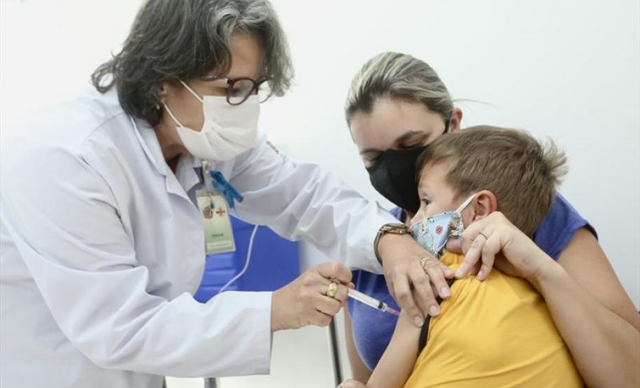 Vacina contra Covid-19 passa a fazer parte do calendário vacinal da criança em 2024