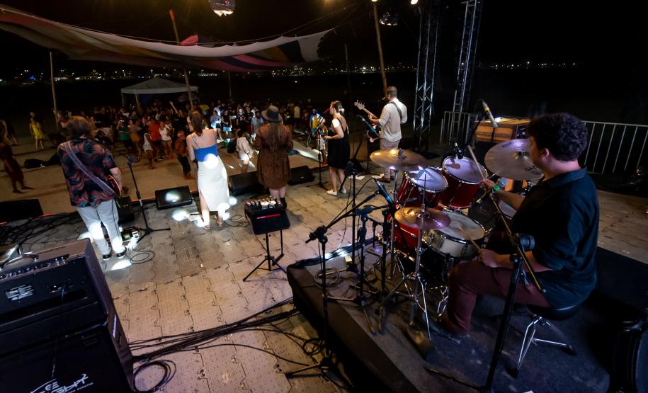 Palcos Sunset: artistas paranaenses seguem agitando os fins de tarde no Litoral