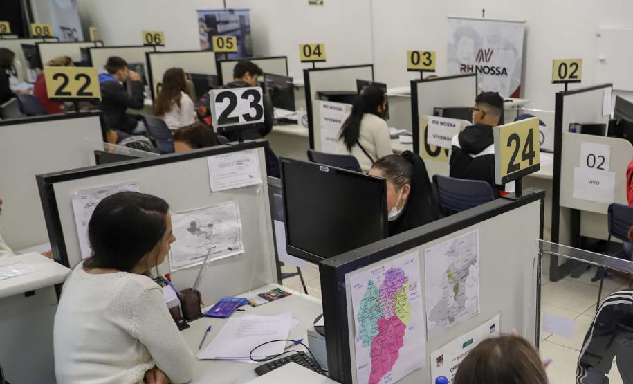 Agências do Trabalhador têm 10 mil vagas com carteira assinada em todas as regiões do Paraná