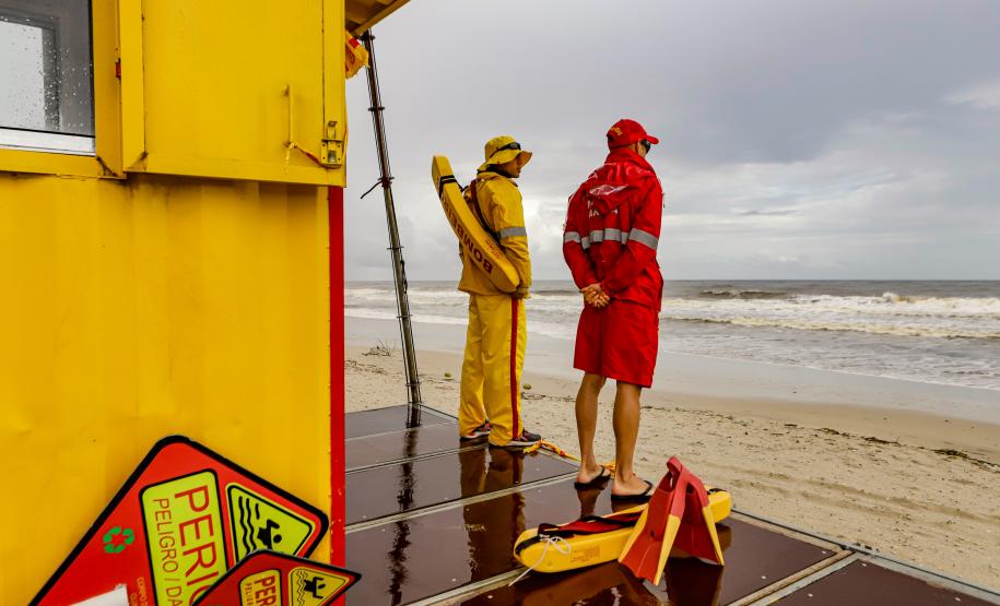 Com temporais, Corpo de Bombeiros do Paraná alerta para riscos de banho de mar