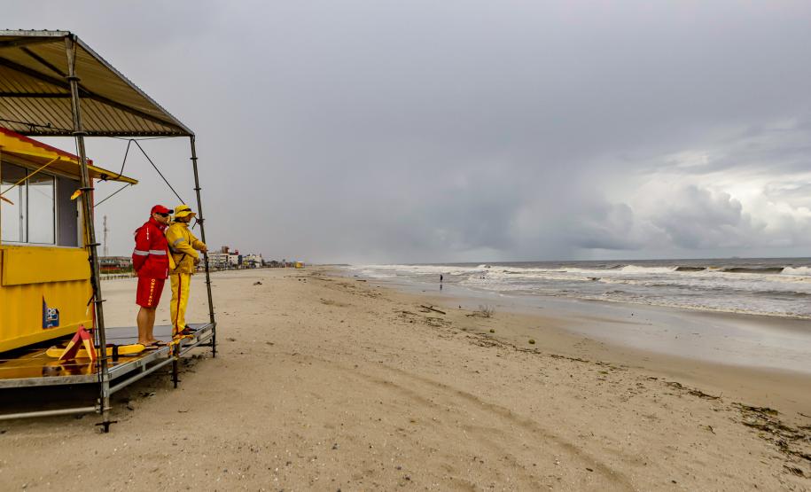 Com temporais, Corpo de Bombeiros do Paraná alerta para riscos de banho de mar