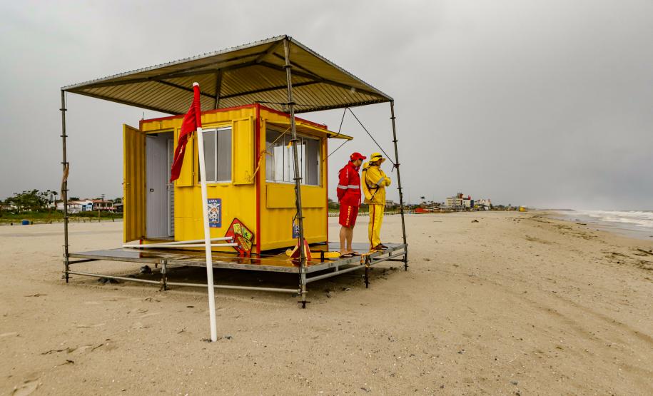 Com temporais, Corpo de Bombeiros do Paraná alerta para riscos de banho de mar
