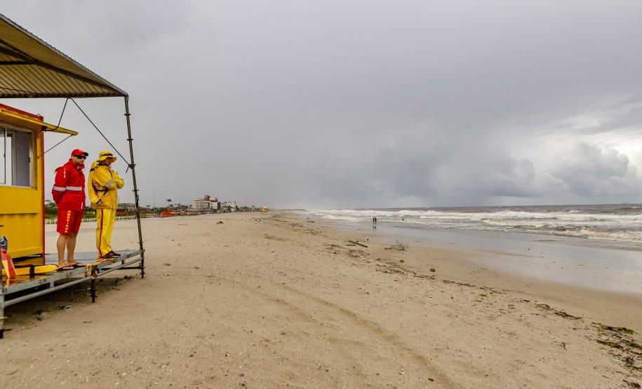 Com temporais, Corpo de Bombeiros do Paraná alerta para riscos de banho de mar