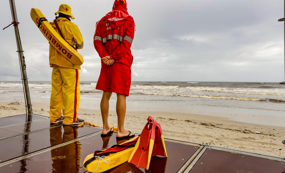 Com temporais, Corpo de Bombeiros do Paraná alerta para riscos de banho de mar