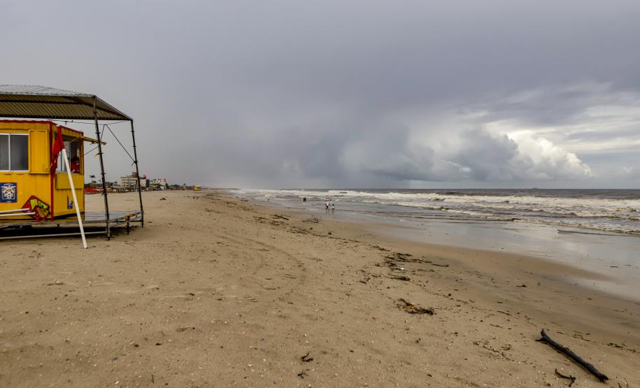 Com temporais, Corpo de Bombeiros do Paraná alerta para riscos de banho de mar