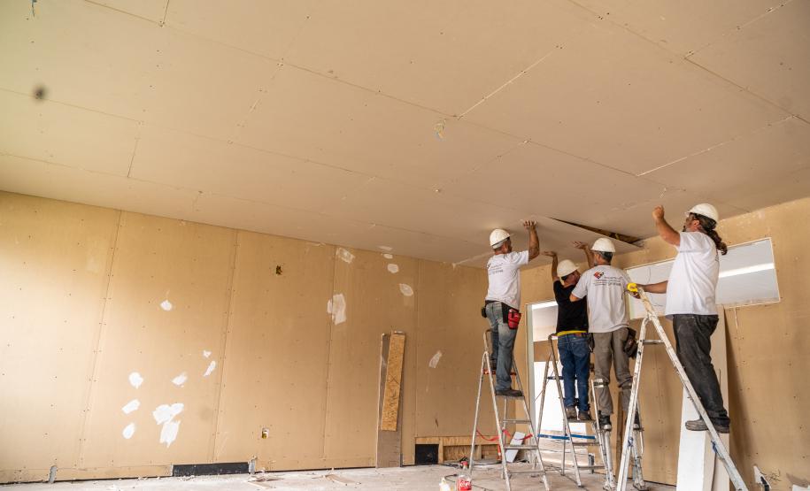 Estado investe R$ 1,3 bilhão em obras nas escolas e coloca ponto final nas salas de madeira