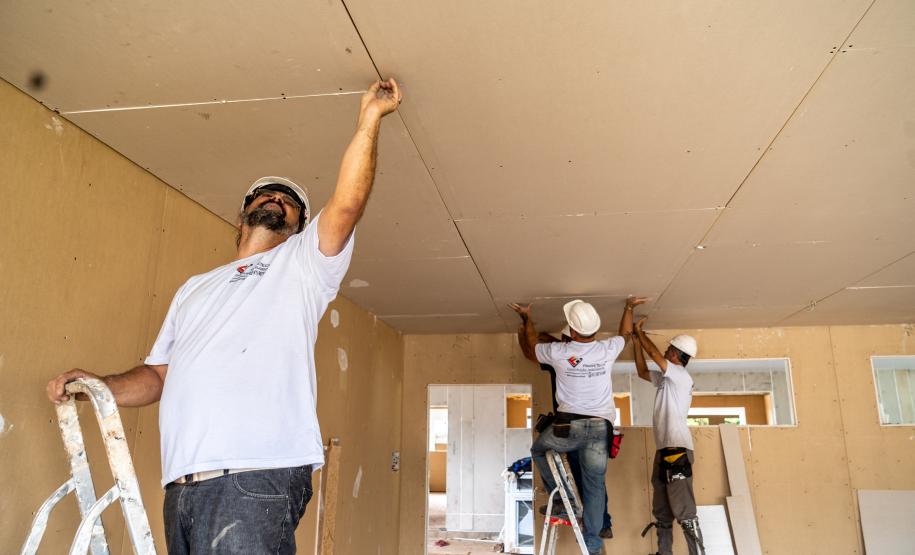 Estado investe R$ 1,3 bilhão em obras nas escolas e coloca ponto final nas salas de madeira