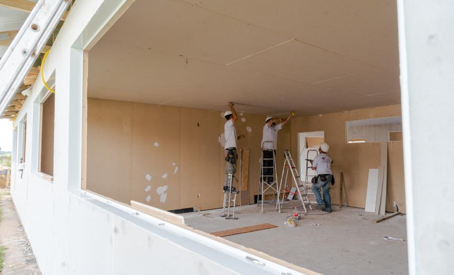 Estado investe R$ 1,3 bilhão em obras nas escolas e coloca ponto final nas salas de madeira