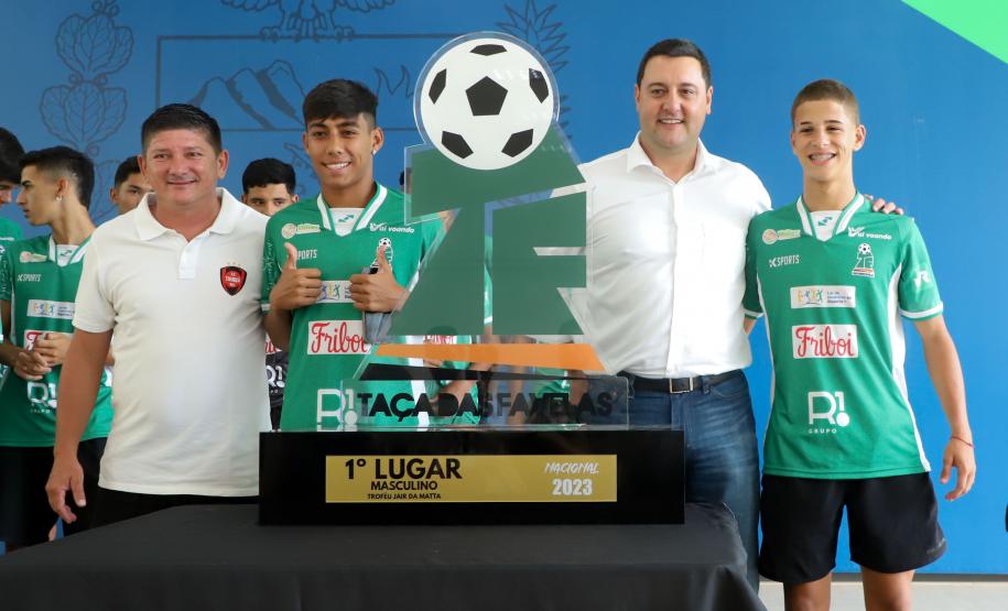 Conquista inédita: governador recebe jovens paranaenses que levantaram a Taça das Favelas